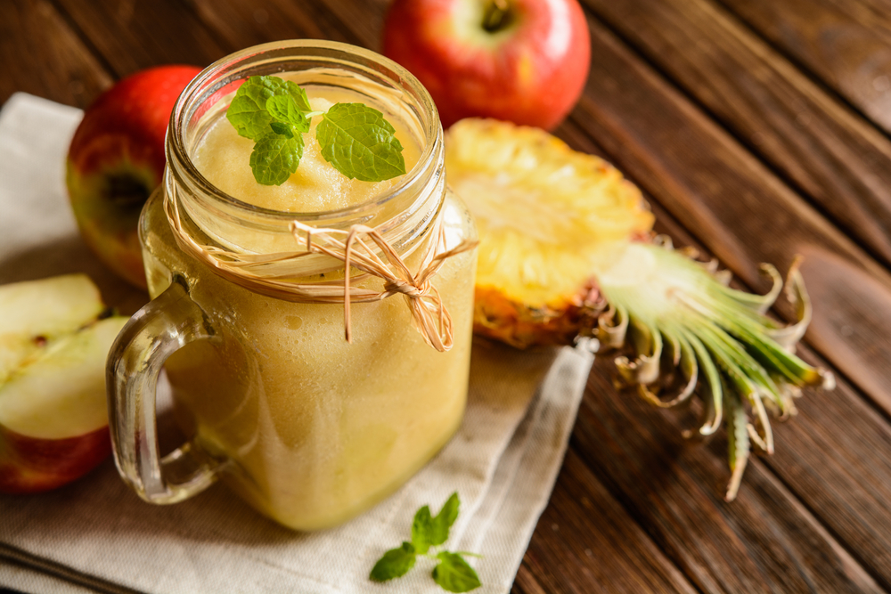 La mela da bere: 3 frullati di frutta per fare il pieno di vitamine 3 frullato di mele e ananas