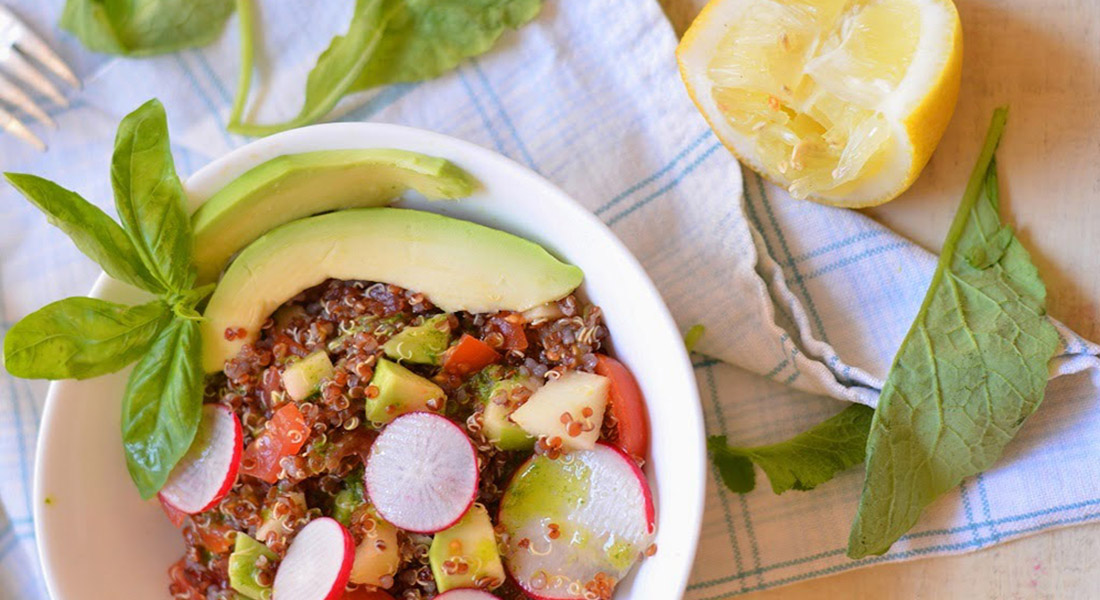 3 insalate di cereali per variare la tua dieta 1 ricetta insalata quinoa rossa mela verde avocado
