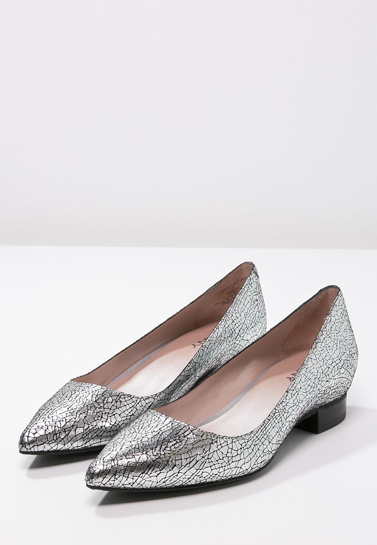 10 astuzie per sembrare più alta e magra 8 scarpe basse a punta per sembrare più alta