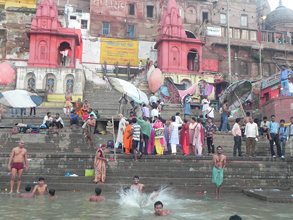 In India, sulle tracce dell'Impero Moghul: Agra e Varanasi 5 Il bagno nel fiume Gange