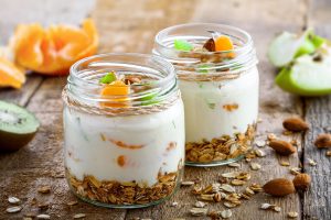 Bicchierini con yogurt e frutta fresca, un dessert leggero e gustoso