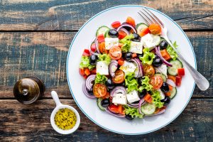 Insalata greca, la ricetta tradizionale facile da preparare
