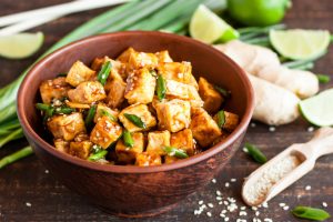 Verdure saltate con tofu e zenzero: un piatto leggero e nutriente
