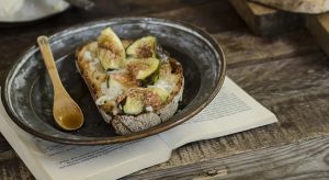 Bruschetta con gorgonzola, fichi e sciroppo d&rsquo;acero