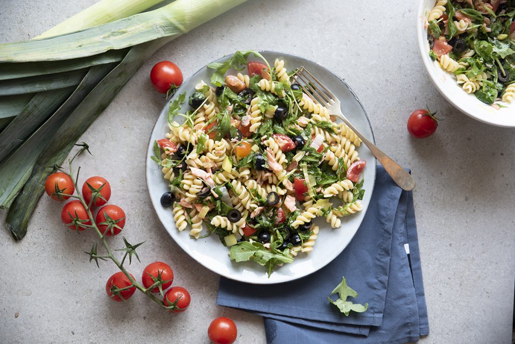 5 ricette facili e veloci per festeggiare Ferragosto 1 ricette ferragosto pasta fredda pomodorini olive salmone rucola