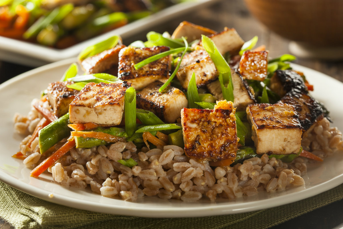 Tofu, seitan e tempeh: 23 ricette sane e leggere 23 tofu con verdure e zenzero