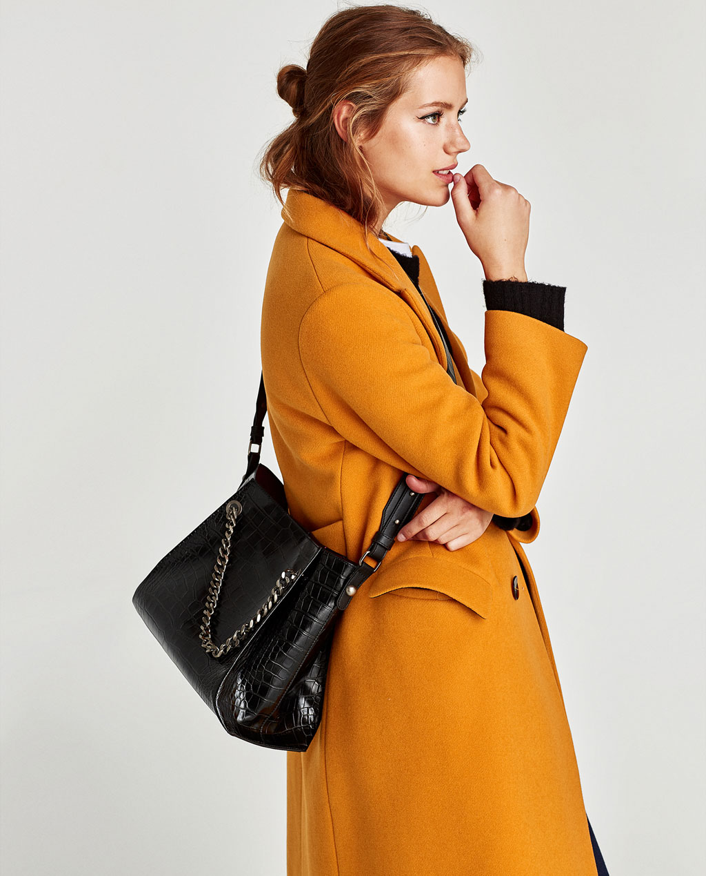 Borse per l'inverno: 20 modelli per trovare la tua it-bag 1 Borsa stampata con catena Zara