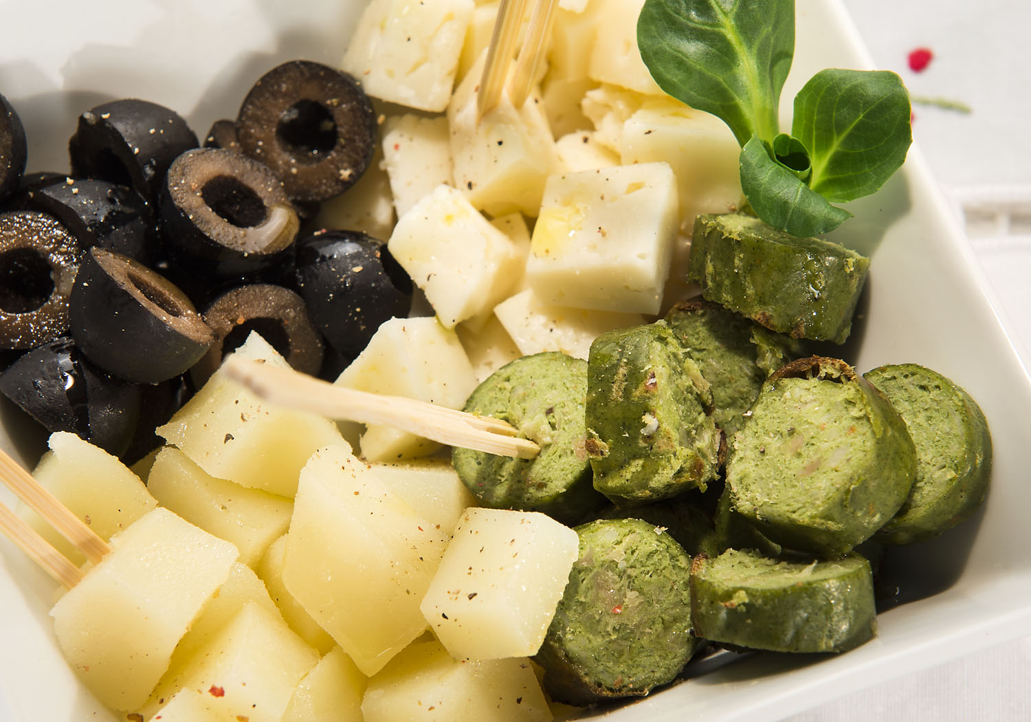Ospiti vegetariani a cena? Ecco le idee per non sbagliare 2 Menu vegetariano con insalata di wurstel di verdure, formaggio e olive