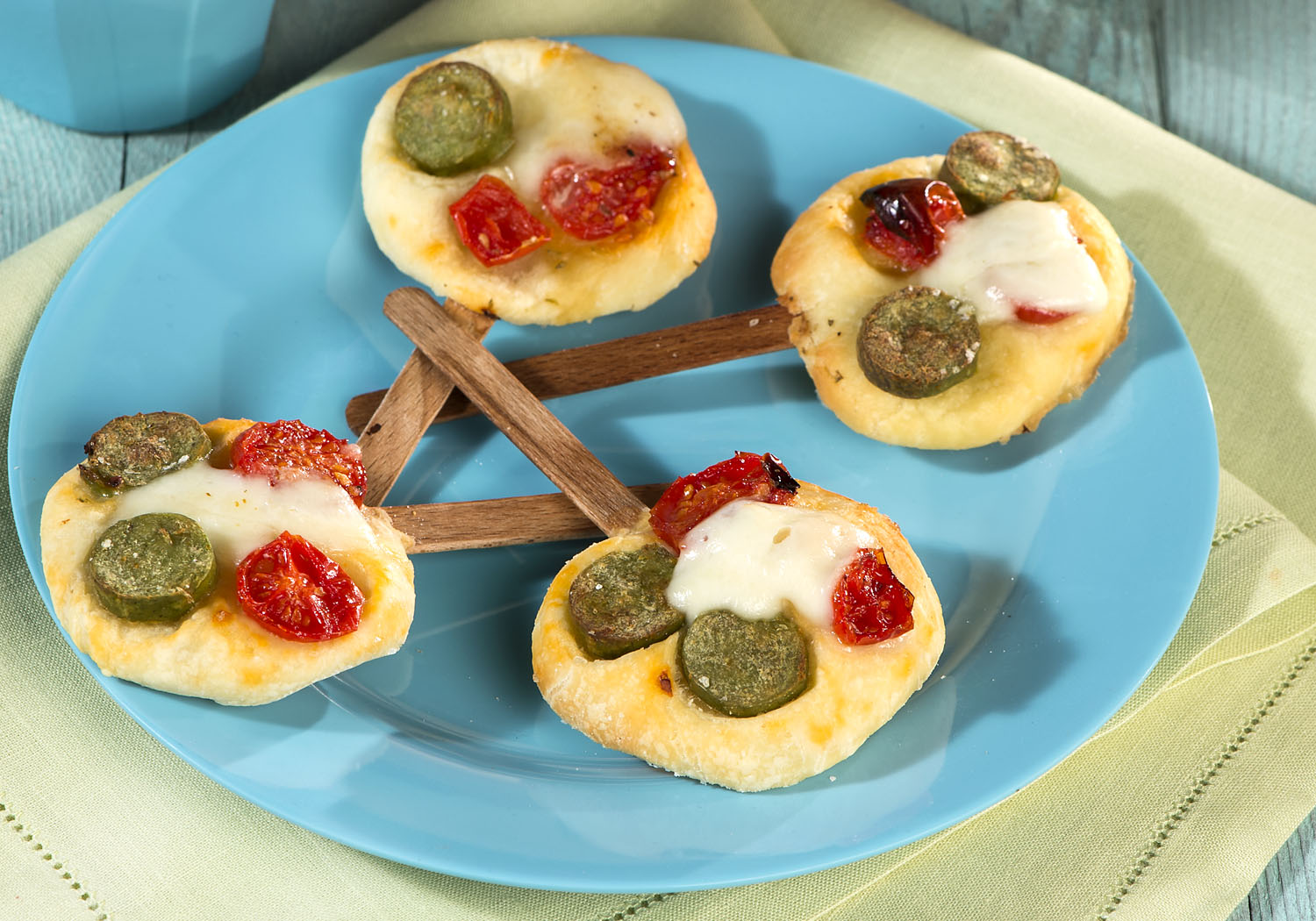 Ospiti vegetariani a cena? Ecco le idee per non sbagliare 3 Ospiti vegetariani: pizzette con wurstel di verdure e pomodoro