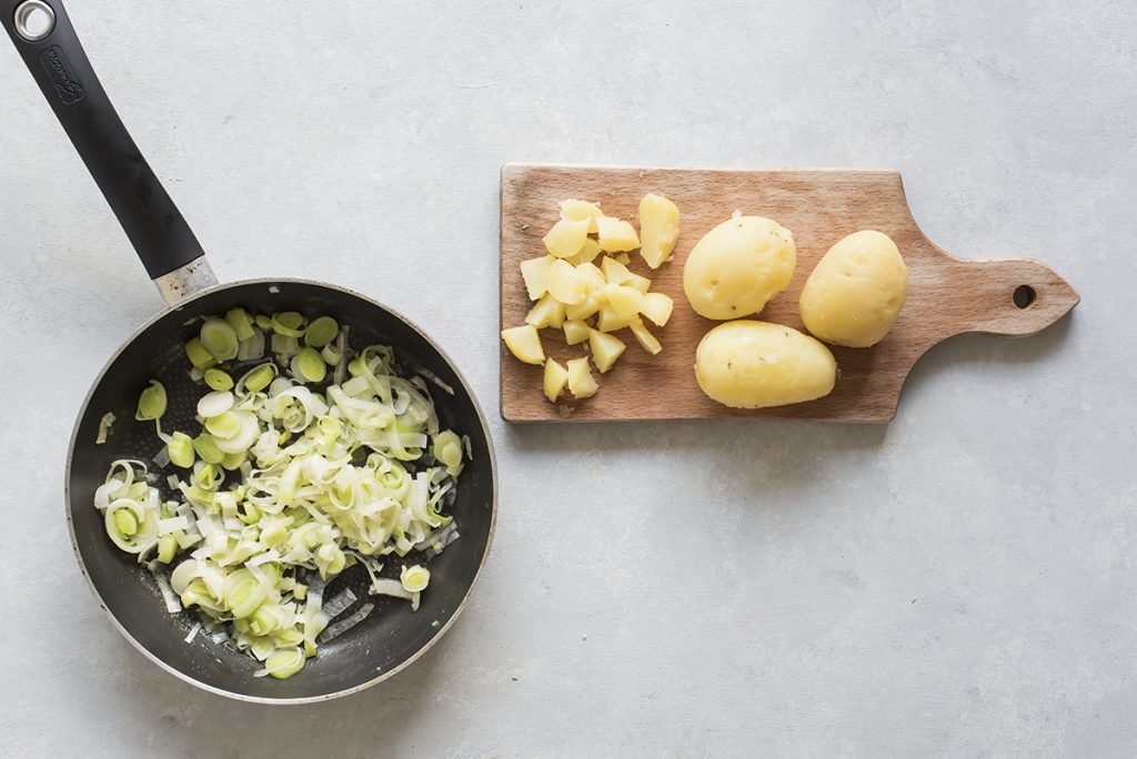 Torta salata porri e patate, la ricetta light 5 Taglia patate per torta salata