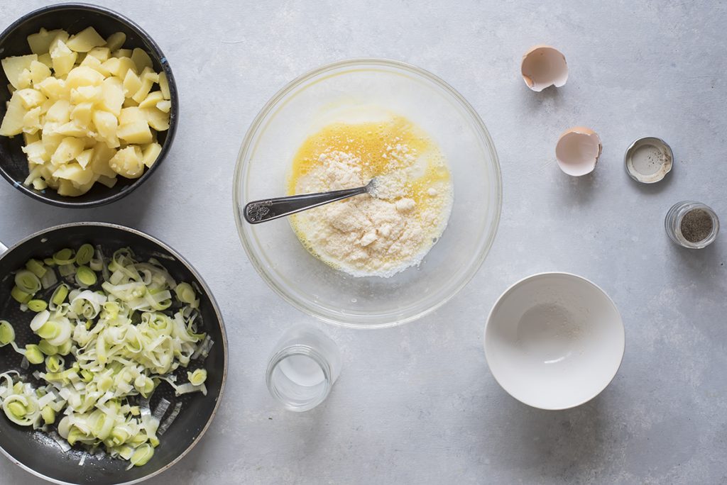 Torta salata porri e patate, la ricetta light 6 Sbatti uovo e parmigiano per questa ricetta di cucina francese