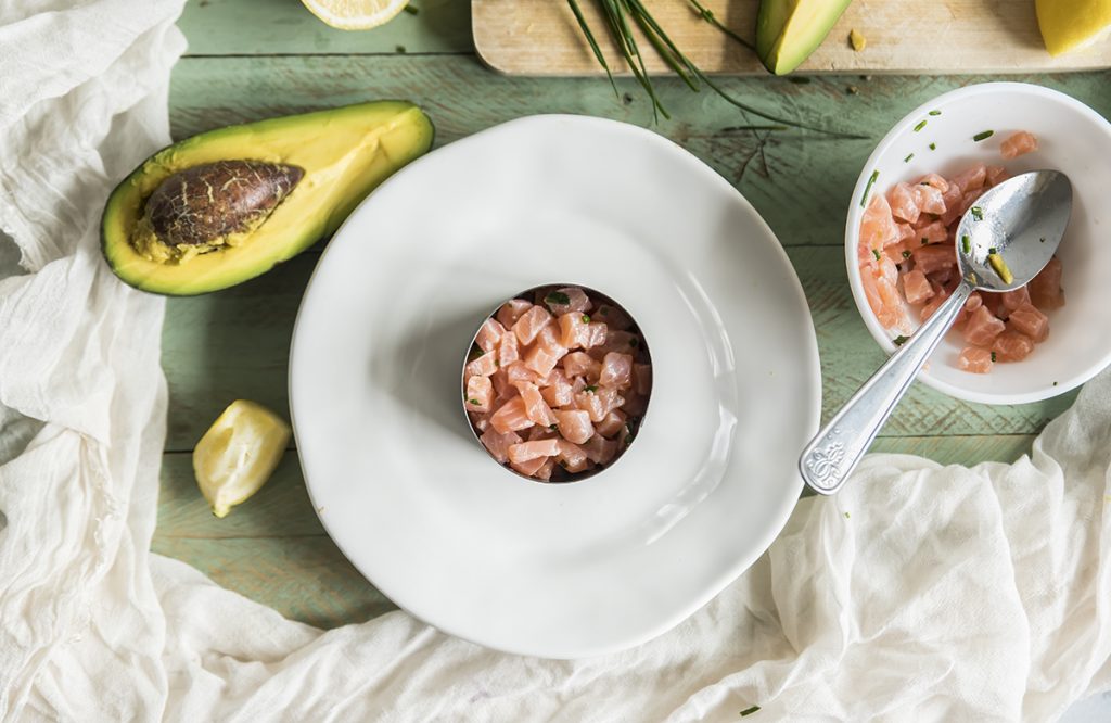 Tartare di salmone e avocado: ricetta step by step 6 dieta per ipertensione, ricetta tartare di salmone con crema di avocado
