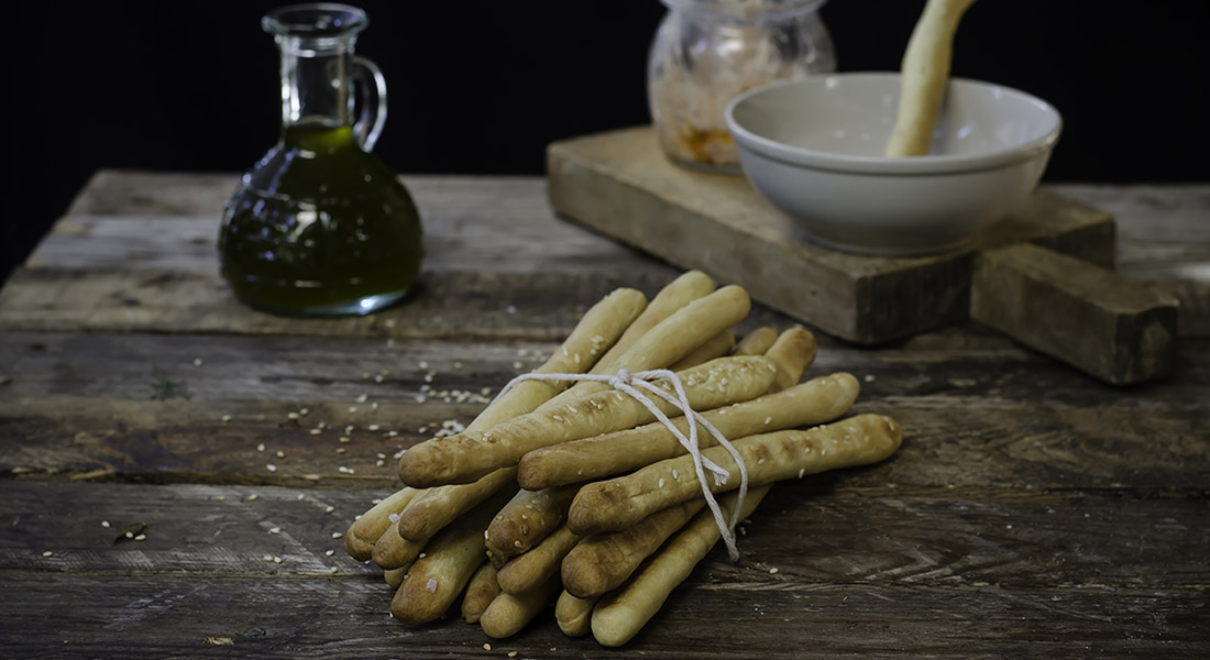 Cucinare fa bene al morale e alla salute! 8 grissini al sesamo
