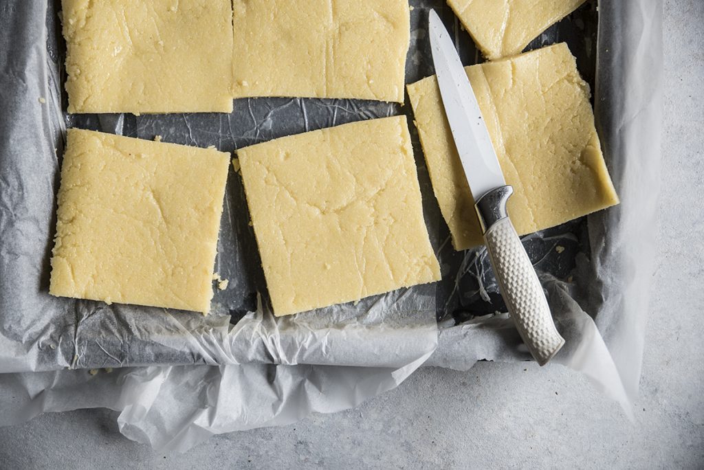 Crostini di polenta: ricetta con stracchino, radicchio e noci 4 stuzzichini di polenta