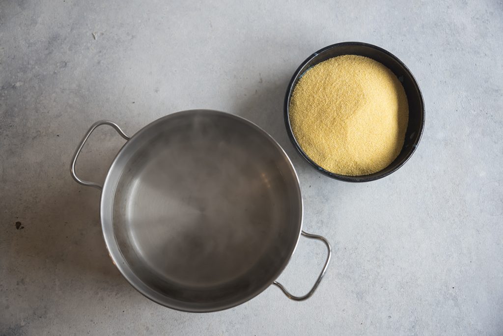 Pizza di polenta con pomodoro, mozzarella e funghi 4 come si fa la pizza di polenta