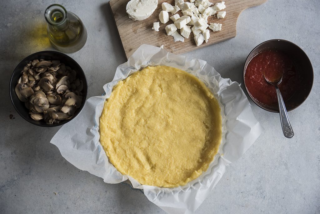 Pizza di polenta con pomodoro, mozzarella e funghi 6 pizza di polenta