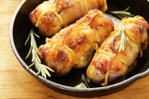Involtini di pollo: ricetta veloce in padella o al forno con prosciutto cotto e rucola