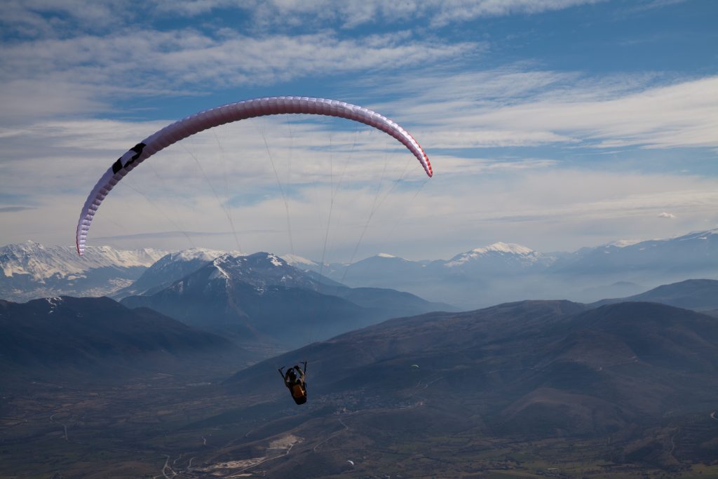 4 sport da fare all'aria aperta per divertirti e bruciare calorie 4 Sport da fare all'aria aperta: parapendio sulla Majella
