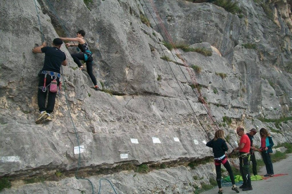 4 sport da fare all'aria aperta per divertirti e bruciare calorie 3 Sport da fare all'aria aperta: arrampicata
