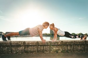 Allenamento a corpo libero: esercizi total body per bruciare calorie