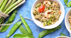 Insalata di farro, fave, piselli, asparagi e code di gambero allo zenzero