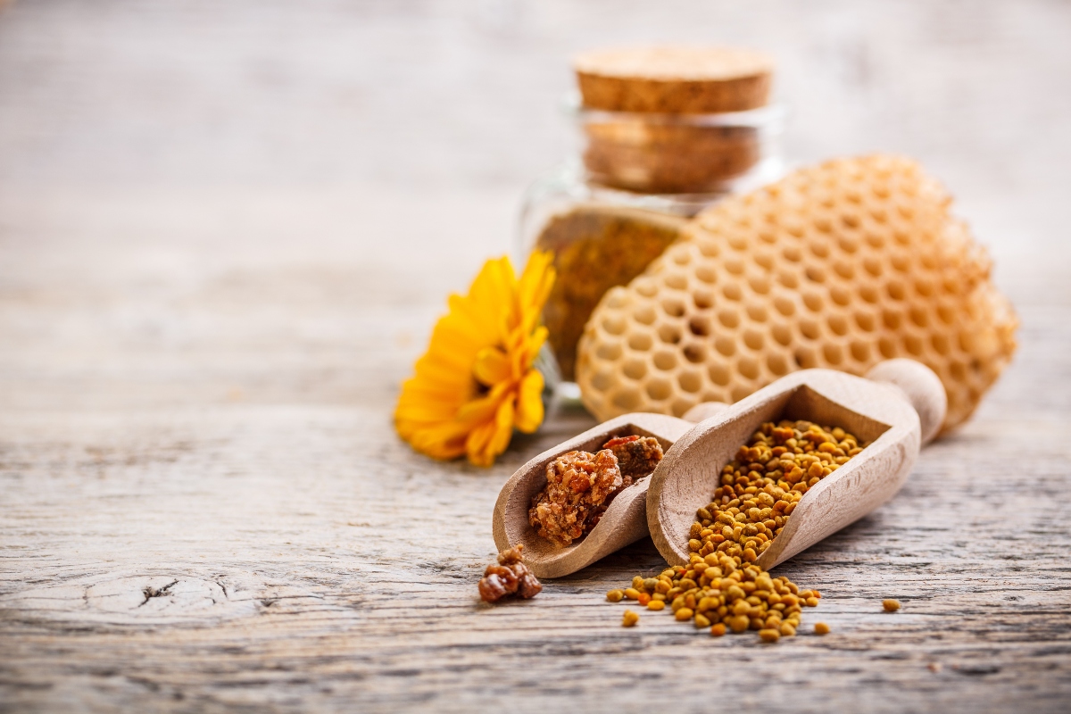 Rimedi naturali per il raffreddore: piante, tisane e rimedi della nonna per prevenire e curare 1 Rimedi naturali raffreddore: propoli