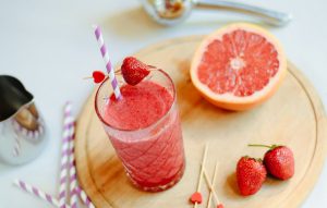 Smoothie di fragole, pompelmo e menta
