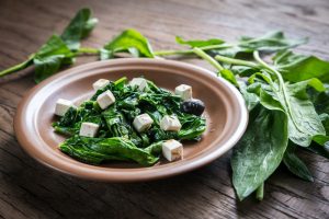 Spinaci con feta, un&rsquo;insalata leggera e sfiziosa