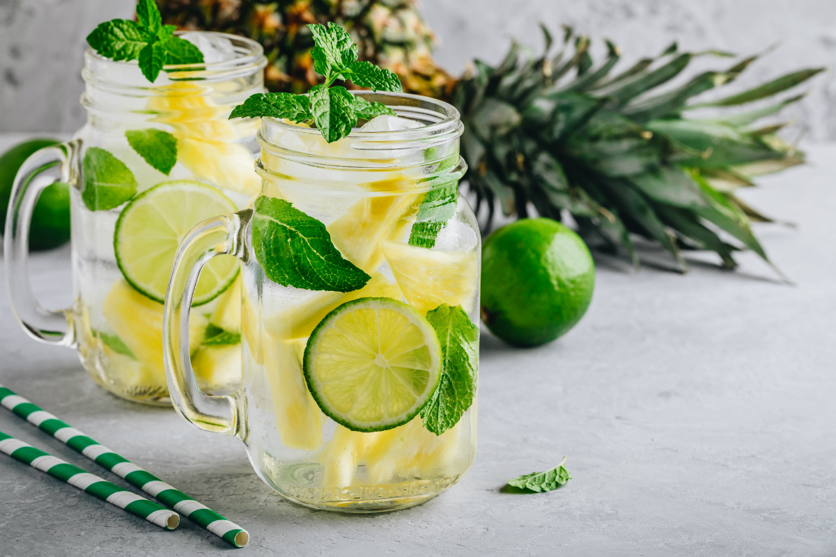 Ricette con ananas: idee fresche e leggere 11 acqua detox lime e ananas