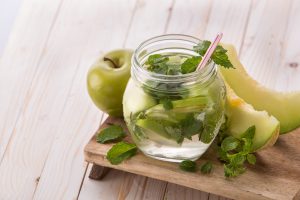 Acqua detox melone, mela verde e menta