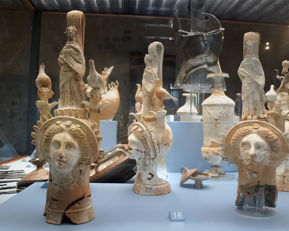 Matera: viaggio tra i tesori della Capitale Europea della Cultura 15 Castello di Melfi, reperto archeologico