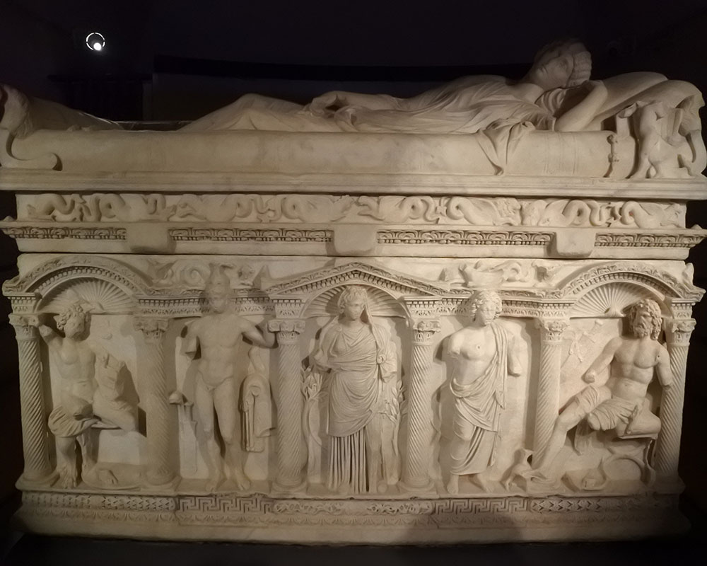 Matera: viaggio tra i tesori della Capitale Europea della Cultura 14 Castello di Melfi, sarcofago di Rapolla