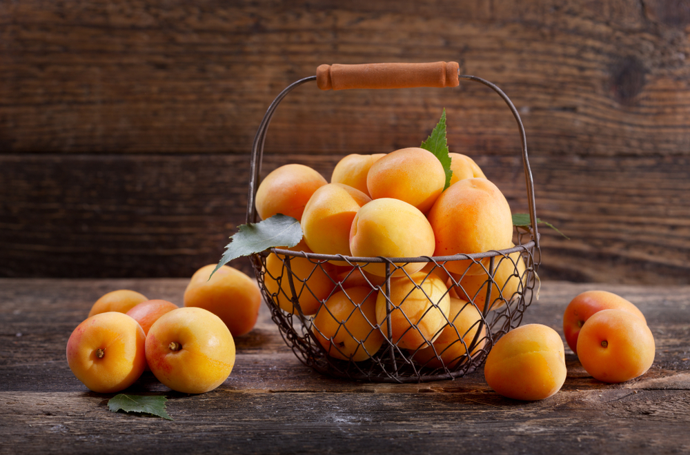La frutta di luglio, fresca e succosa 1 frutta di luglio albicocche