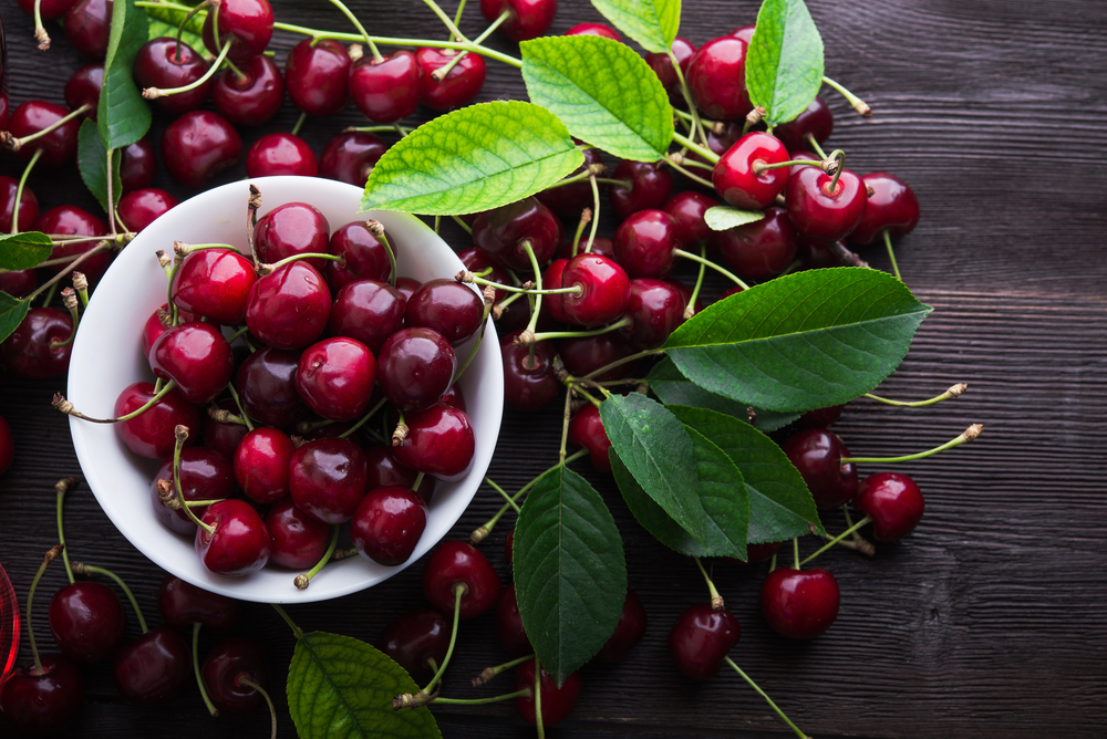 La frutta di luglio, fresca e succosa 3 frutta di luglio ciliegie