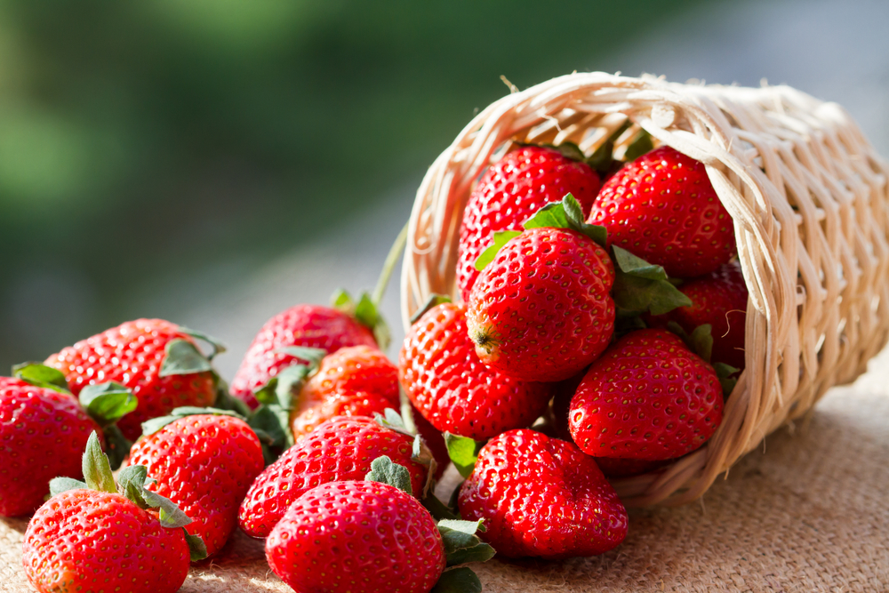 La primavera in tavola con la frutta di Aprile 2 frutta di luglio, fragole