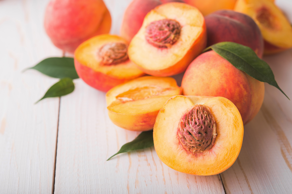La frutta di luglio, fresca e succosa 8 frutta di luglio pesche