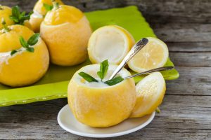 Sorbetto al limone fatto in casa: ricetta semplice, anche senza gelatiera