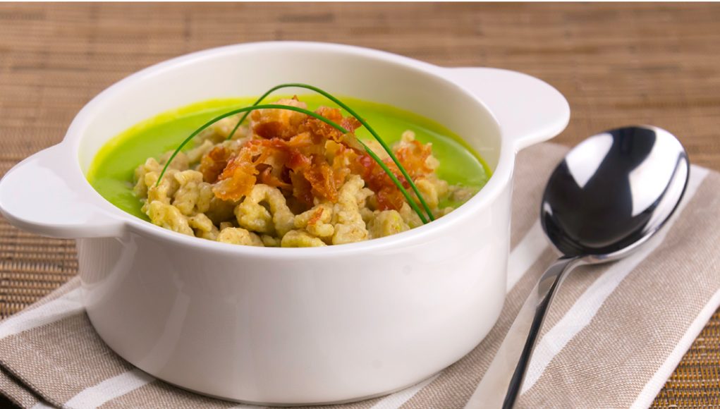 Primi piatti senza glutine: 5 ricette semplici, light e per tutti i gusti! 3 Prova la pasta fresca senza glutine fatta in casa con gli spatzle con crema di piselli.