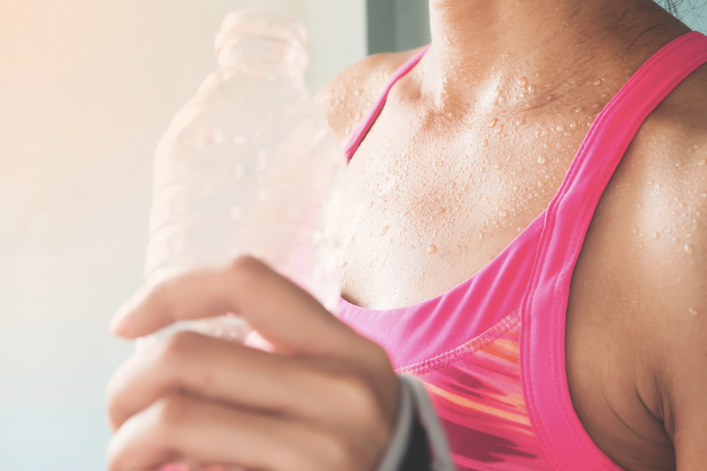 Sport quando fa caldo: 10 consigli per allenarsi bene 6 sport quando fa caldo: bagnarsi la testa