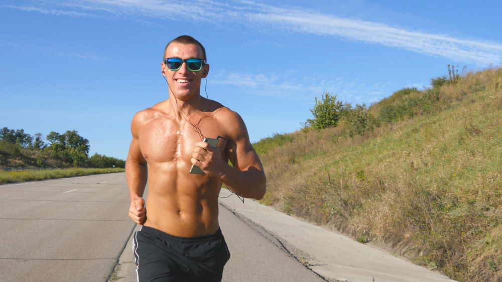 Sport quando fa caldo: 10 consigli per allenarsi bene 8 sport quando fa caldo: indossa capello e occhiali da sole