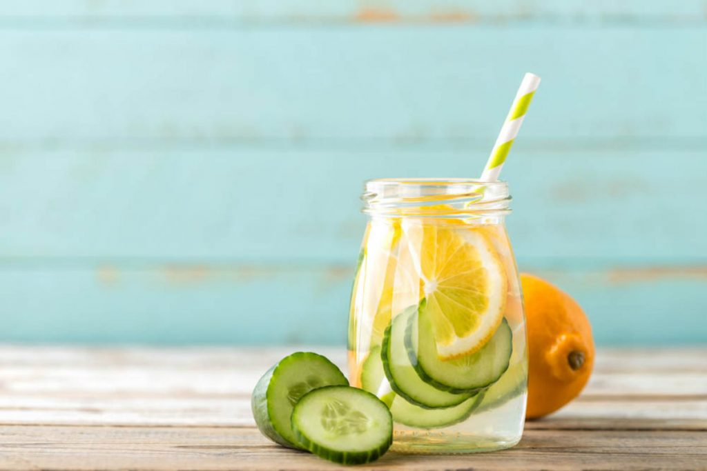 Acque aromatizzate senza calorie per combattere il caldo 2 acque aromatizzate limone e cetriolo