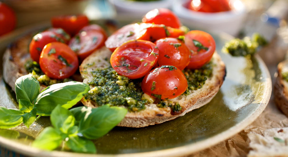 Crostini veloci: 5 ricette facili e sfiziose da preparare a casa 10 bruschetta pesto con pomodorini
