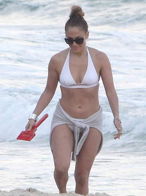 Come scegliere il costume da bagno in base al tuo fisico 1 come scegliere il tuo costume da bagno se hai il fisico come Jennifer Lopez