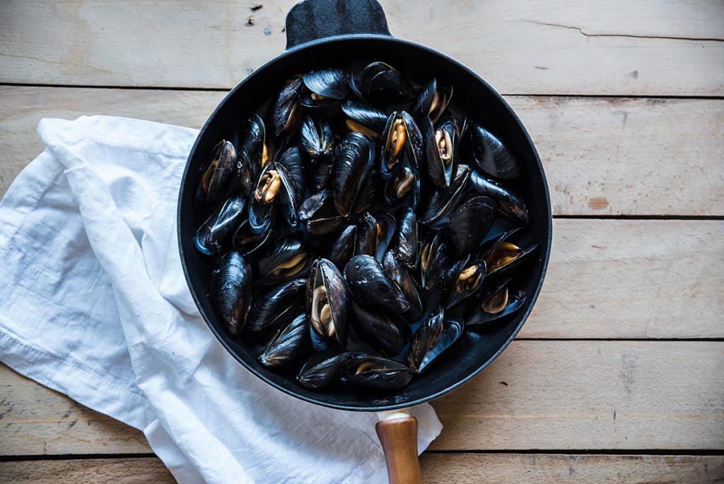 Cozze gratinate al forno: un secondo piatto gustoso 2 Preparazione delle cozze gratinate