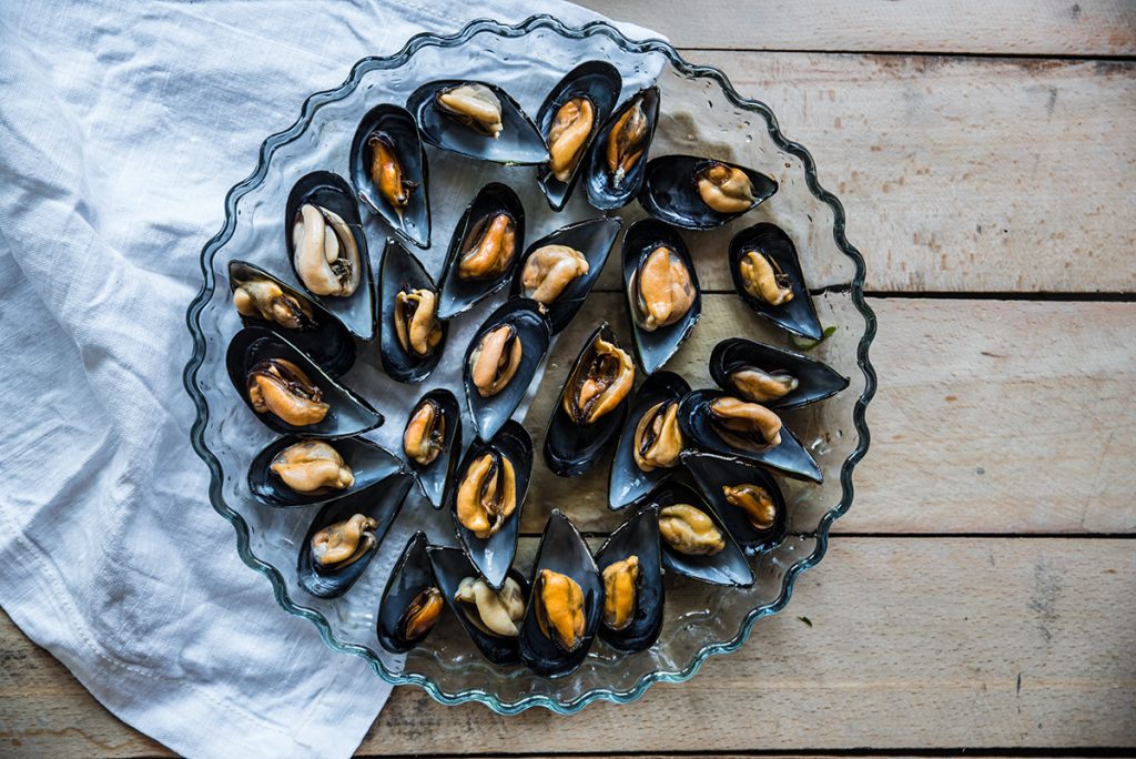 Cozze gratinate al forno: un secondo piatto gustoso 4 Preparazione delle cozze gratinate