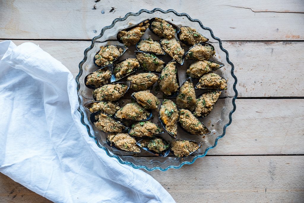 Cozze gratinate al forno: un secondo piatto gustoso 5 Preparazione delle cozze gratinate