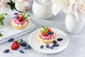 Coppette con mousse allo yogurt e frutta fresca