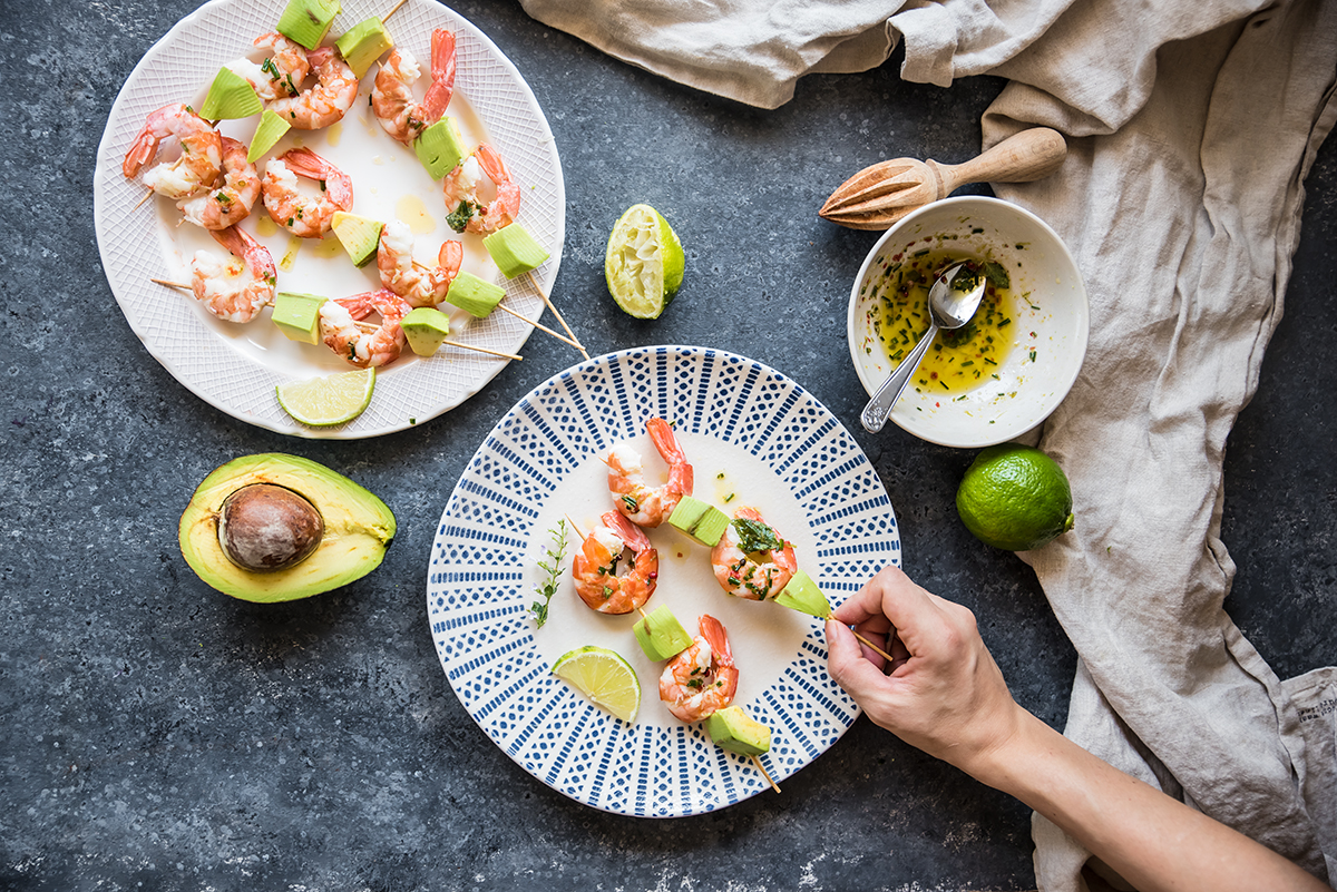 Le migliori ricette di spiedini di carne, di verdura e di pesce 13 Spiedini di gamberi e avocado