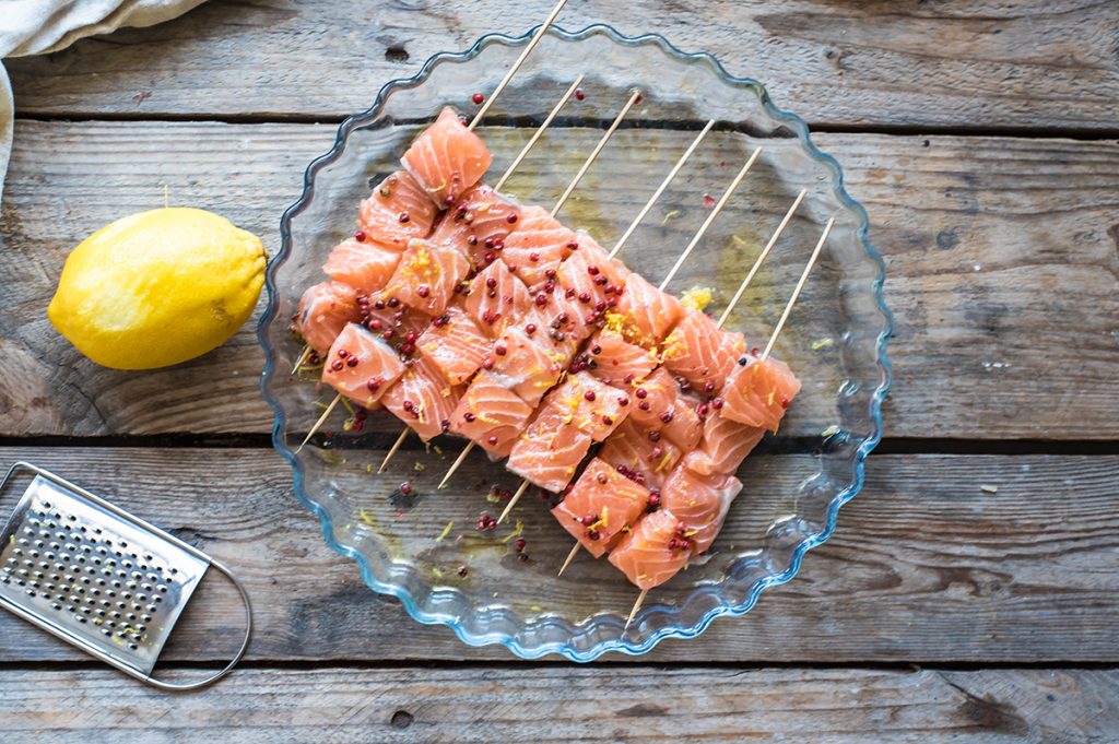 Spiedini di salmone al pepe rosa: la ricetta! 4 cibi ricchi di triptofano: salmone