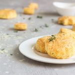 Focaccine di patate: ricetta al forno soffice e veloce per antipasti e merende 1 in primo piano su un piatto piano bianco delle focaccine di patate su uno sfondo chiaro